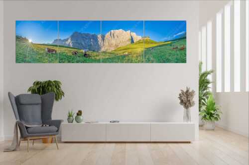 Jungvieh auf der Laliderer Hochlegeralm mit Spritzkar- und Dreizinkenspitze - Entspannter Morgen - 4er Split, Größe ca. 280x70cm, Seitenverhältnis 4:1 - Laliderer Hochlegeralm - weitere Infos unter https://www.kriner-weiermann.de