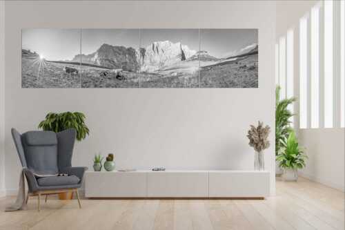 Jungvieh auf der Laliderer Hochlegeralm mit Spritzkar- und Dreizinkenspitze - Entspannter Morgen - 4er Split, Größe ca. 280x70cm, Seitenverhältnis 4:1 - Laliderer Hochlegeralm - weitere Infos unter https://www.kriner-weiermann.de