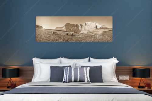Jungvieh auf der Laliderer Hochlegeralm mit Spritzkar- und Dreizinkenspitze - Entspannter Morgen - Größe ca. 180x60cm, Seitenverhältnis 3:1 - Laliderer Hochlegeralm - weitere Infos unter https://www.kriner-weiermann.de