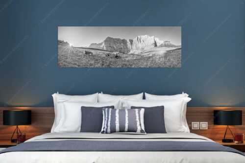 Jungvieh auf der Laliderer Hochlegeralm mit Spritzkar- und Dreizinkenspitze - Entspannter Morgen - Größe ca. 180x60cm, Seitenverhältnis 3:1 - Laliderer Hochlegeralm - weitere Infos unter https://www.kriner-weiermann.de
