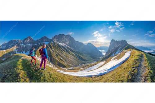 Blick durchs Puittal im Wetterstein in den Sonnenaufgang - Erlebnis Wetterstein - Seitenverhältnis 2,5:1 - Wanderer am Scharnitzjoch - weitere Infos unter https://www.kriner-weiermann.de