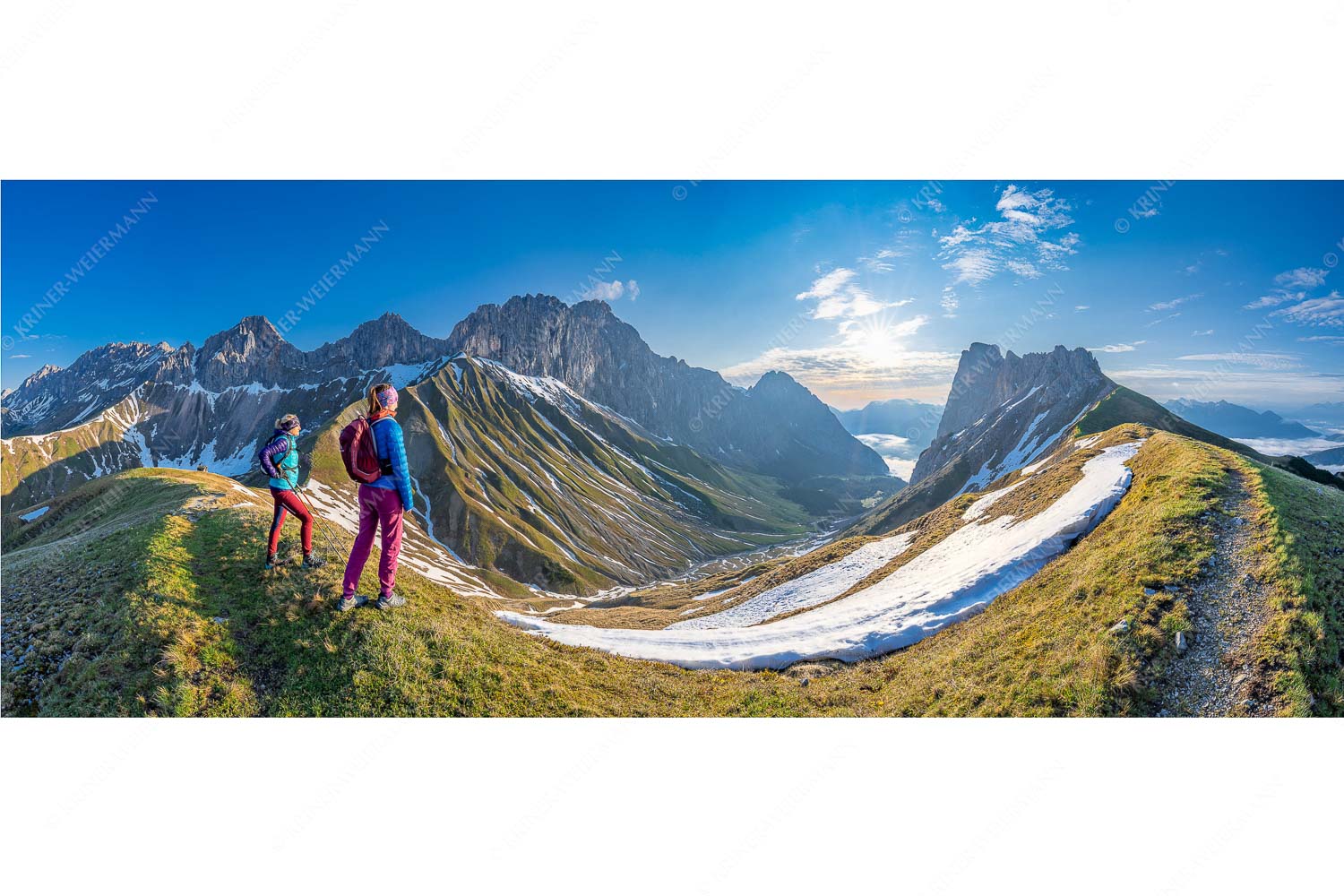 Erlebnis Wetterstein – Seitenverhältnis 2,5:1 — Wanderer am Scharnitzjoch Blick durchs Puittal im Wetterstein in den Sonnenaufgang