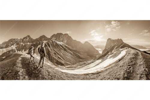 Blick durchs Puittal im Wetterstein in den Sonnenaufgang - Erlebnis Wetterstein - Seitenverhältnis 2,5:1 - Wanderer am Scharnitzjoch - weitere Infos unter https://www.kriner-weiermann.de