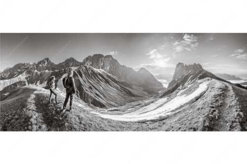 Blick durchs Puittal im Wetterstein in den Sonnenaufgang - Erlebnis Wetterstein - Seitenverhältnis 2,5:1 - Wanderer am Scharnitzjoch - weitere Infos unter https://www.kriner-weiermann.de