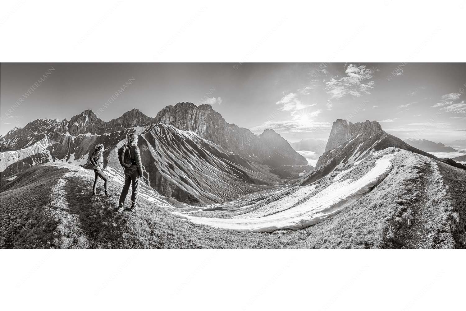 Erlebnis Wetterstein – Seitenverhältnis 2,5:1 — Wanderer am Scharnitzjoch Blick durchs Puittal im Wetterstein in den Sonnenaufgang