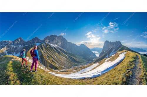 Blick durchs Puittal im Wetterstein in den Sonnenaufgang - Erlebnis Wetterstein - Seitenverhältnis 2:1 - Wanderer am Scharnitzjoch - weitere Infos unter https://www.kriner-weiermann.de