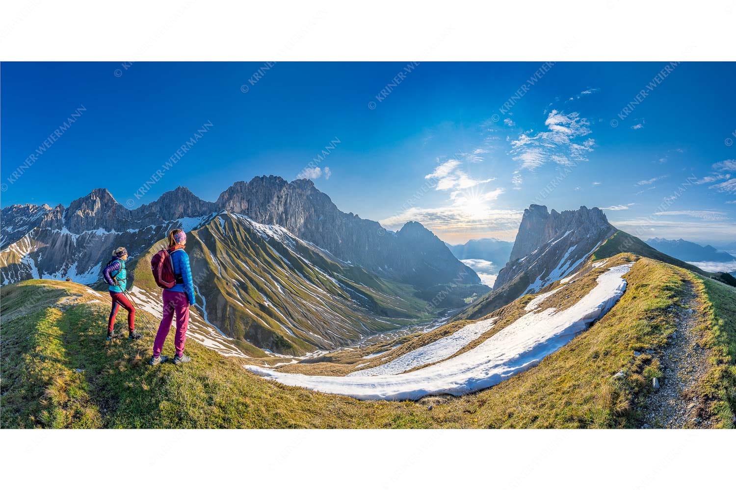 Erlebnis Wetterstein – Seitenverhältnis 2:1 — Wanderer am Scharnitzjoch Blick durchs Puittal im Wetterstein in den Sonnenaufgang