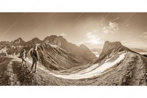 Blick durchs Puittal im Wetterstein in den Sonnenaufgang - Erlebnis Wetterstein - Seitenverhältnis 2:1 - Wanderer am Scharnitzjoch - weitere Infos unter https://www.kriner-weiermann.de