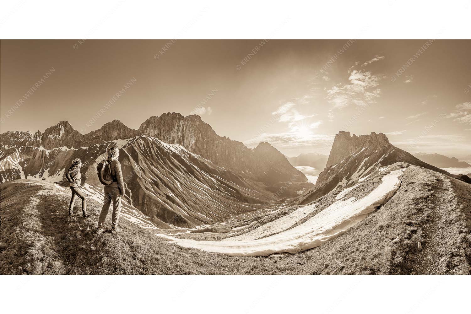 Erlebnis Wetterstein – Seitenverhältnis 2:1 — Wanderer am Scharnitzjoch Blick durchs Puittal im Wetterstein in den Sonnenaufgang