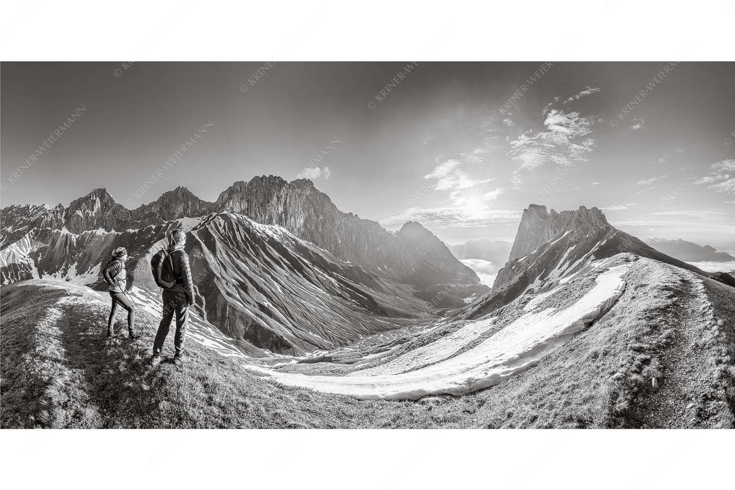 Erlebnis Wetterstein – Seitenverhältnis 2:1 — Wanderer am Scharnitzjoch Blick durchs Puittal im Wetterstein in den Sonnenaufgang