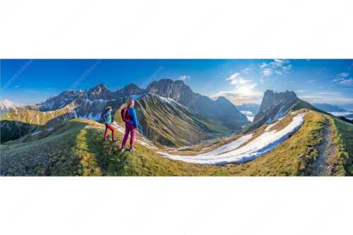 Blick durchs Puittal im Wetterstein in den Sonnenaufgang - Erlebnis Wetterstein - Seitenverhältnis 3:1 - Wanderer am Scharnitzjoch - weitere Infos unter https://www.kriner-weiermann.de