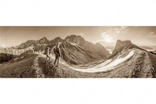 Blick durchs Puittal im Wetterstein in den Sonnenaufgang - Erlebnis Wetterstein - Seitenverhältnis 3:1 - Wanderer am Scharnitzjoch - weitere Infos unter https://www.kriner-weiermann.de