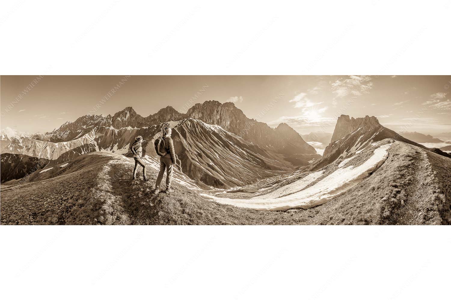 Blick durchs Puittal im Wetterstein in den Sonnenaufgang