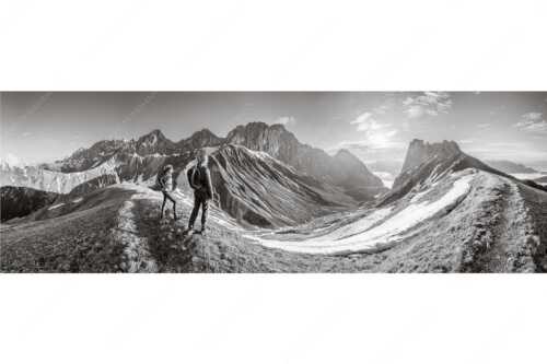 Blick durchs Puittal im Wetterstein in den Sonnenaufgang - Erlebnis Wetterstein - Seitenverhältnis 3:1 - Wanderer am Scharnitzjoch - weitere Infos unter https://www.kriner-weiermann.de