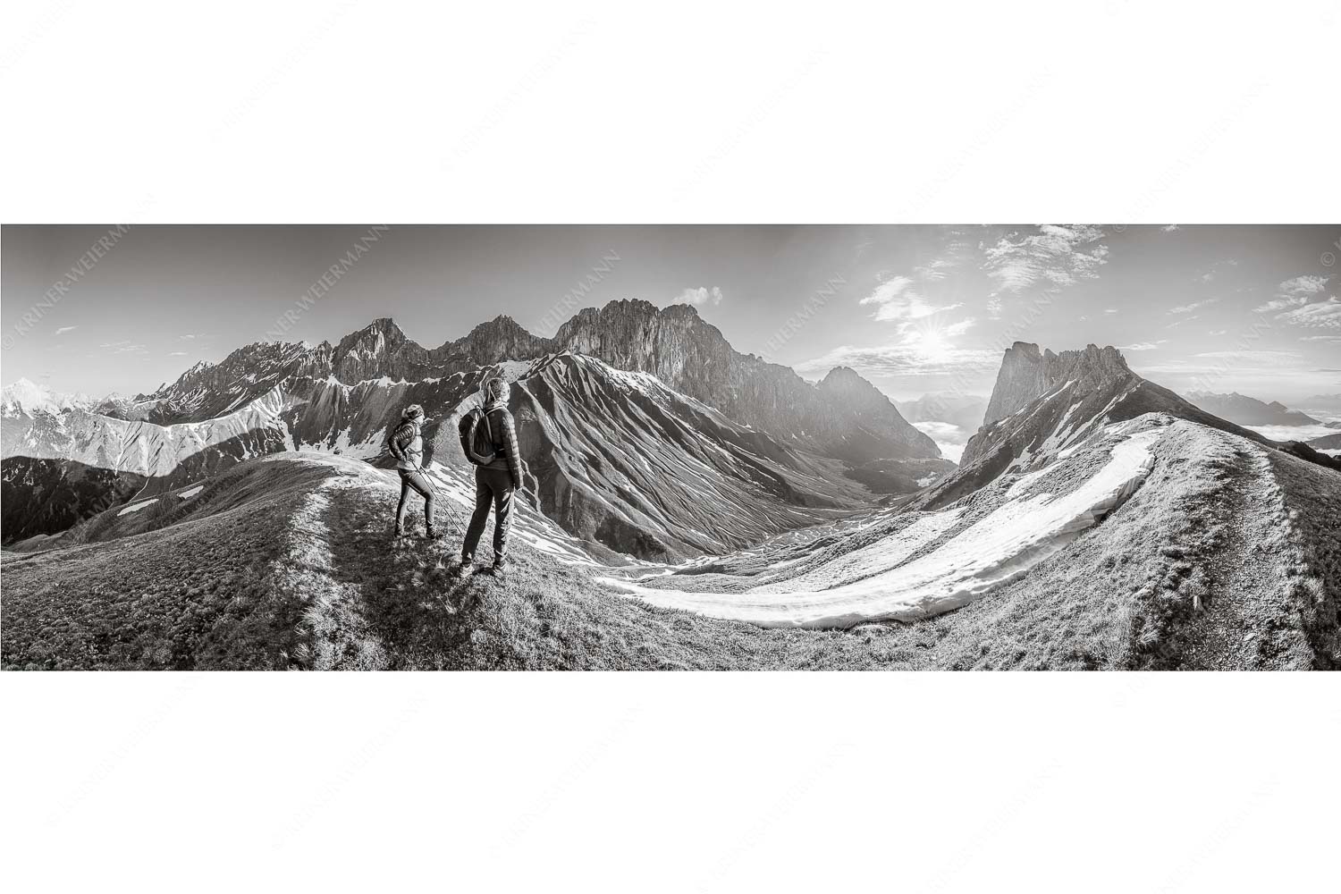 Erlebnis Wetterstein – Seitenverhältnis 3:1 — Wanderer am Scharnitzjoch Blick durchs Puittal im Wetterstein in den Sonnenaufgang