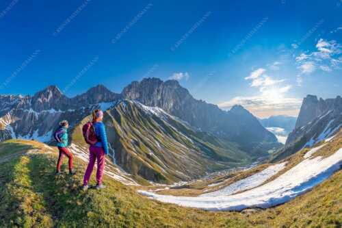 Blick durchs Puittal im Wetterstein in den Sonnenaufgang - Erlebnis Wetterstein - Seitenverhältnis 3:2 - Wanderer am Scharnitzjoch - weitere Infos unter https://www.kriner-weiermann.de