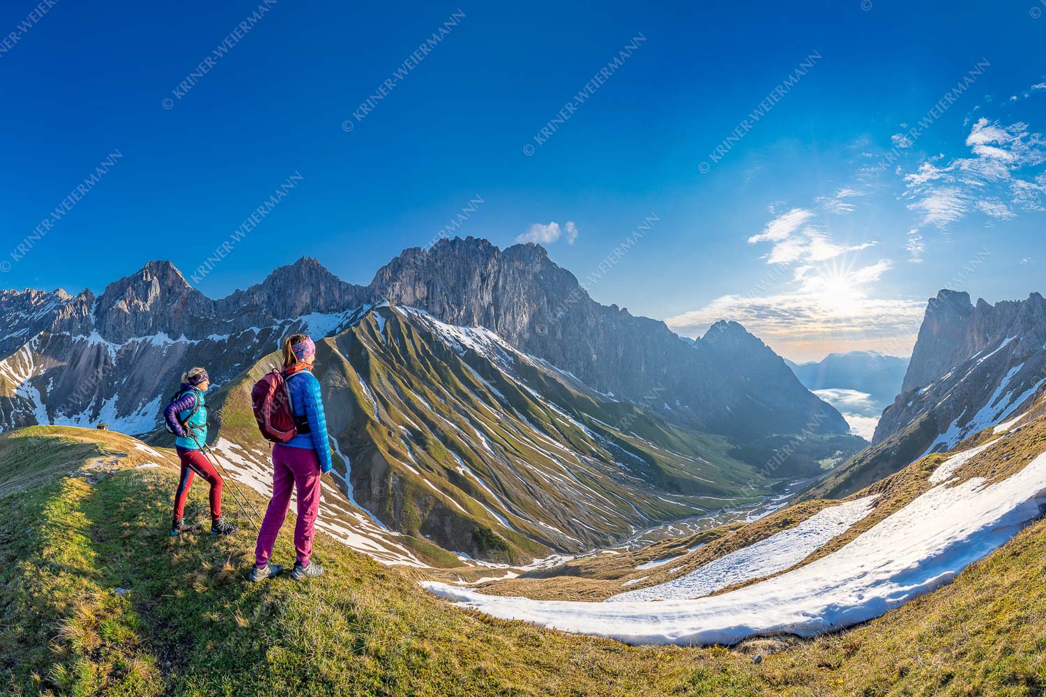 Erlebnis Wetterstein – Seitenverhältnis 3:2 — Wanderer am Scharnitzjoch Blick durchs Puittal im Wetterstein in den Sonnenaufgang