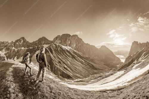Blick durchs Puittal im Wetterstein in den Sonnenaufgang - Erlebnis Wetterstein - Seitenverhältnis 3:2 - Wanderer am Scharnitzjoch - weitere Infos unter https://www.kriner-weiermann.de