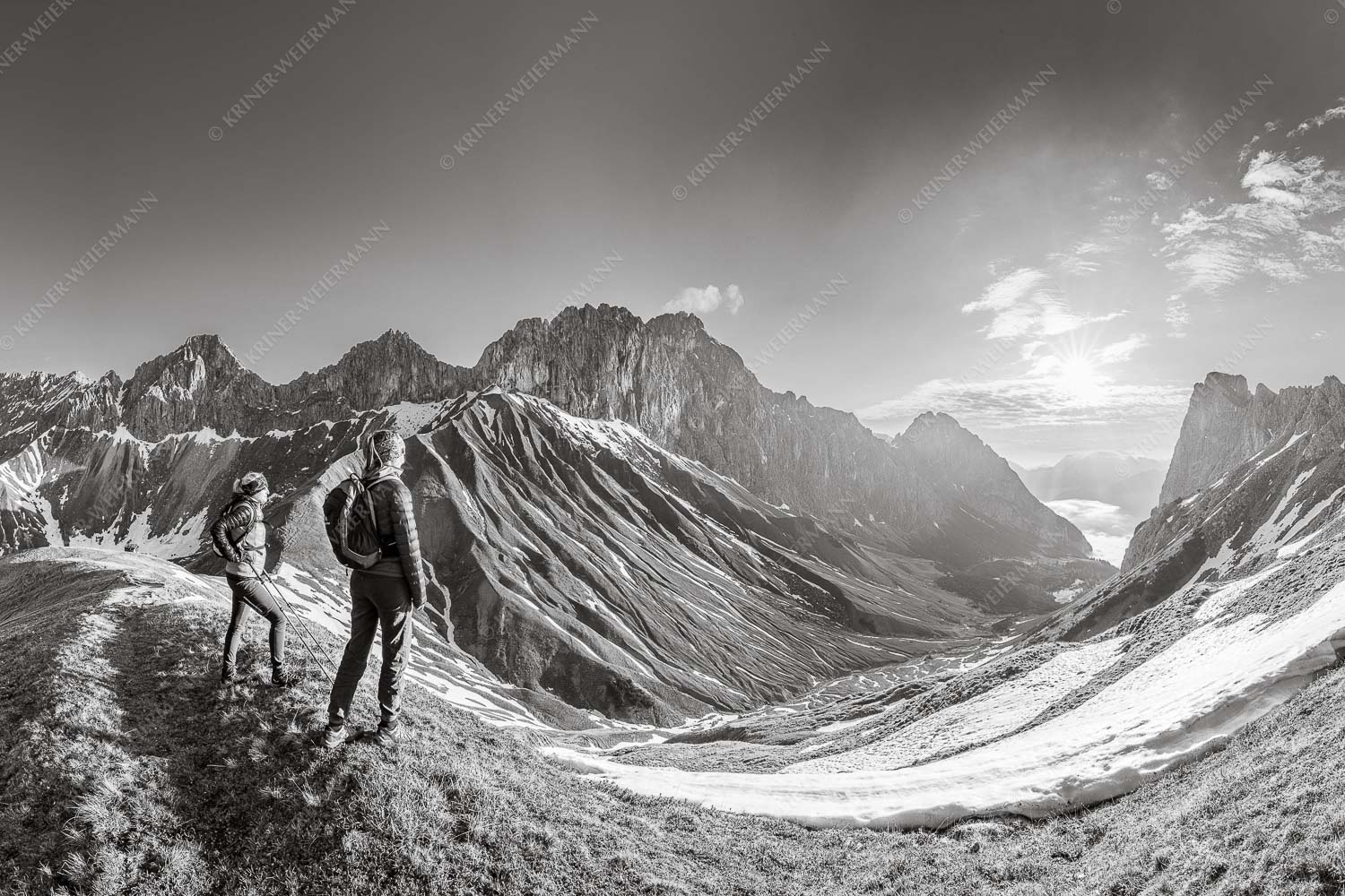 Erlebnis Wetterstein – Seitenverhältnis 3:2 — Wanderer am Scharnitzjoch Blick durchs Puittal im Wetterstein in den Sonnenaufgang