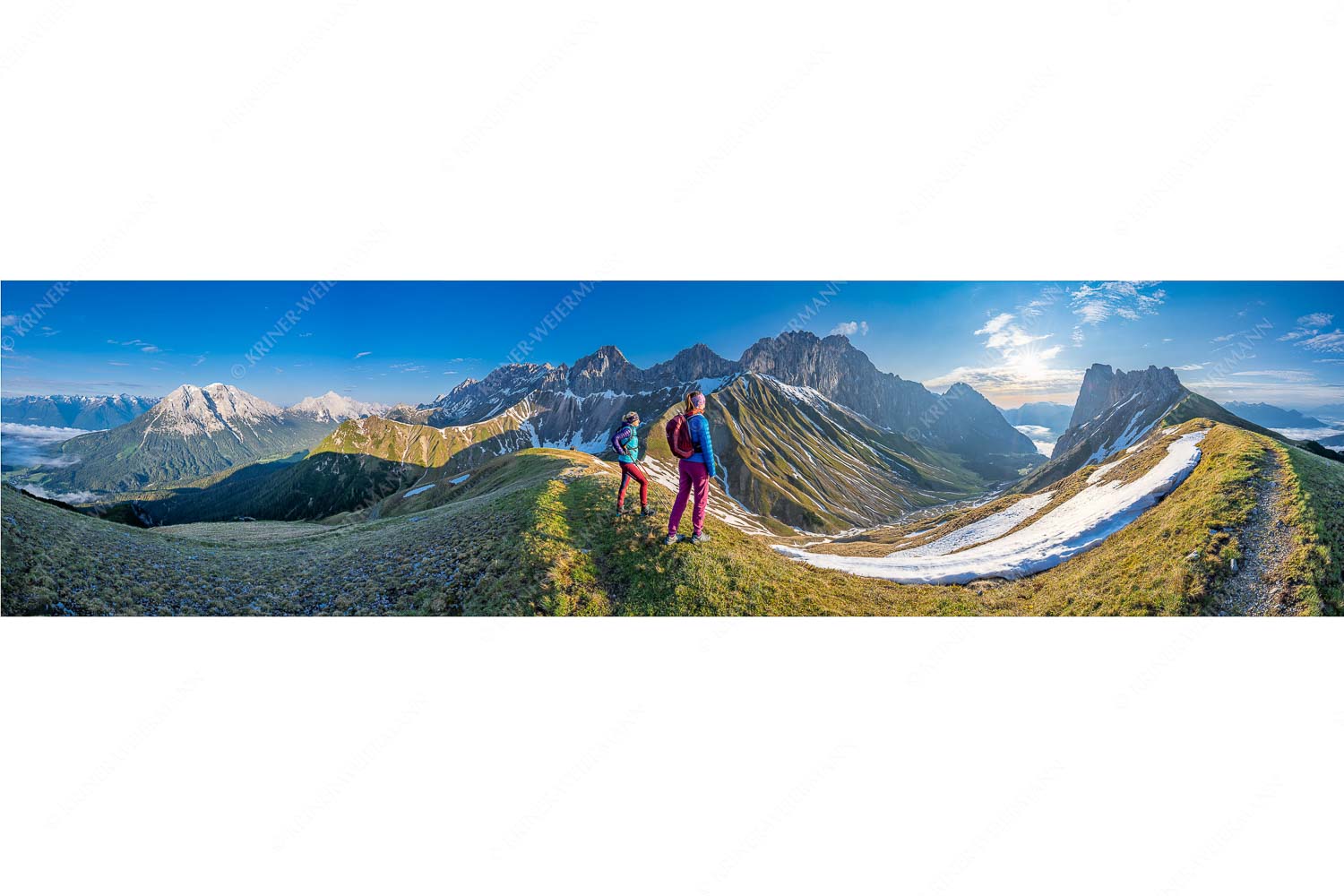 Erlebnis Wetterstein – Seitenverhältnis 4:1 — Wanderer am Scharnitzjoch Blick durchs Puittal im Wetterstein in den Sonnenaufgang
