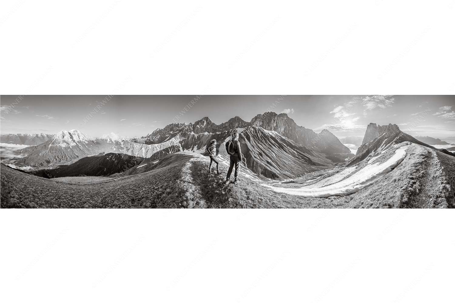 Erlebnis Wetterstein – Seitenverhältnis 4:1 — Wanderer am Scharnitzjoch Blick durchs Puittal im Wetterstein in den Sonnenaufgang