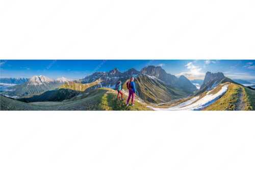 Blick durchs Puittal im Wetterstein in den Sonnenaufgang - Erlebnis Wetterstein - Seitenverhältnis 5:1 - Wanderer am Scharnitzjoch - weitere Infos unter https://www.kriner-weiermann.de