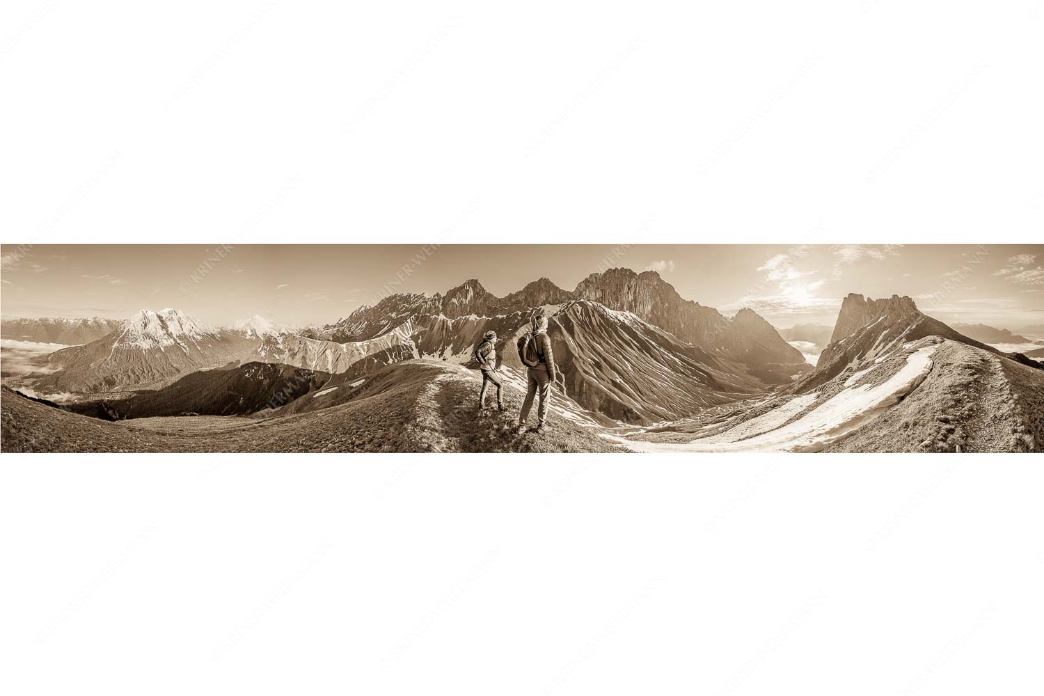 Erlebnis Wetterstein – Seitenverhältnis 5:1 — Wanderer am Scharnitzjoch Blick durchs Puittal im Wetterstein in den Sonnenaufgang