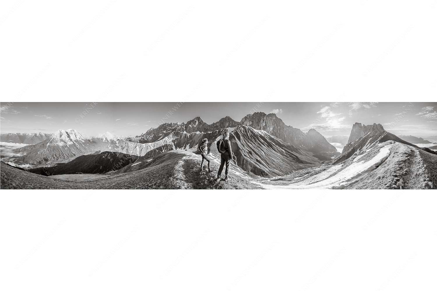 Erlebnis Wetterstein – Seitenverhältnis 5:1 — Wanderer am Scharnitzjoch Blick durchs Puittal im Wetterstein in den Sonnenaufgang
