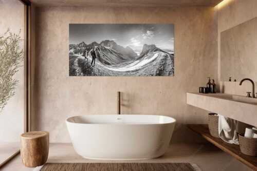 Blick durchs Puittal im Wetterstein in den Sonnenaufgang - Erlebnis Wetterstein - Größe ca. 180x90cm, Seitenverhältnis 2:1 - Wanderer am Scharnitzjoch - weitere Infos unter https://www.kriner-weiermann.de