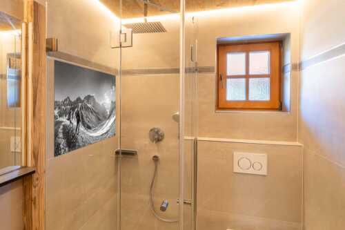 Blick durchs Puittal im Wetterstein in den Sonnenaufgang - Erlebnis Wetterstein - Größe ca. 120x80cm, Seitenverhältnis 3:2 - Wanderer am Scharnitzjoch - weitere Infos unter https://www.kriner-weiermann.de