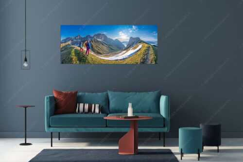 Blick durchs Puittal im Wetterstein in den Sonnenaufgang - Erlebnis Wetterstein - Größe ca. 175x70cm, Seitenverhältnis 2,5:1 - Wanderer am Scharnitzjoch - weitere Infos unter https://www.kriner-weiermann.de