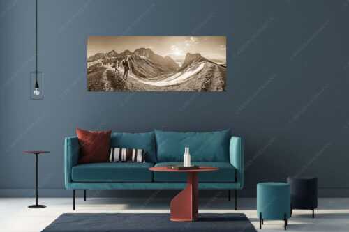 Blick durchs Puittal im Wetterstein in den Sonnenaufgang - Erlebnis Wetterstein - Größe ca. 175x70cm, Seitenverhältnis 2,5:1 - Wanderer am Scharnitzjoch - weitere Infos unter https://www.kriner-weiermann.de