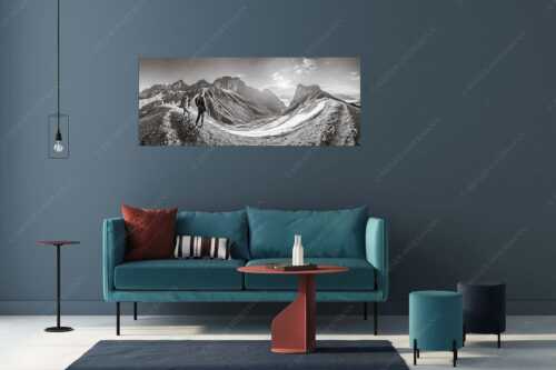 Blick durchs Puittal im Wetterstein in den Sonnenaufgang - Erlebnis Wetterstein - Größe ca. 175x70cm, Seitenverhältnis 2,5:1 - Wanderer am Scharnitzjoch - weitere Infos unter https://www.kriner-weiermann.de
