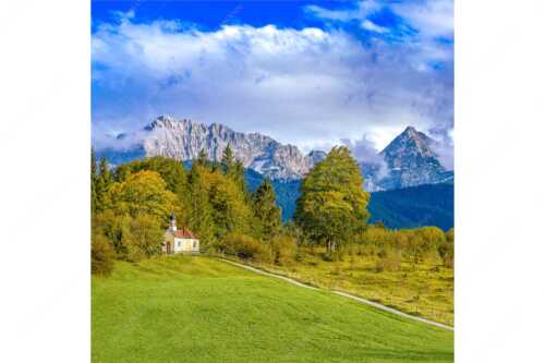 Blick über die Kapelle Mairia Rast bei Krün zum Wörner und Tiefkarspitze - Erste Herbsttage - Seitenverhältnis 1:1 - Kapelle mit Karwendel - weitere Infos unter https://www.kriner-weiermann.de