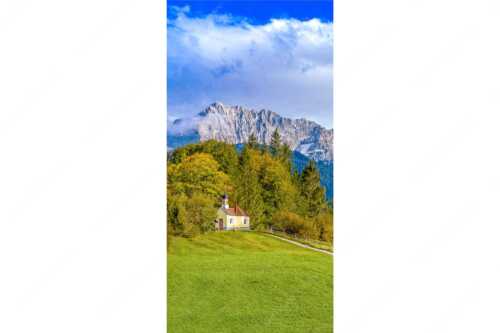 Blick über die Kapelle Mairia Rast bei Krün zum Wörner und Tiefkarspitze - Erste Herbsttage - Seitenverhältnis 1:2 - Kapelle mit Karwendel - weitere Infos unter https://www.kriner-weiermann.de