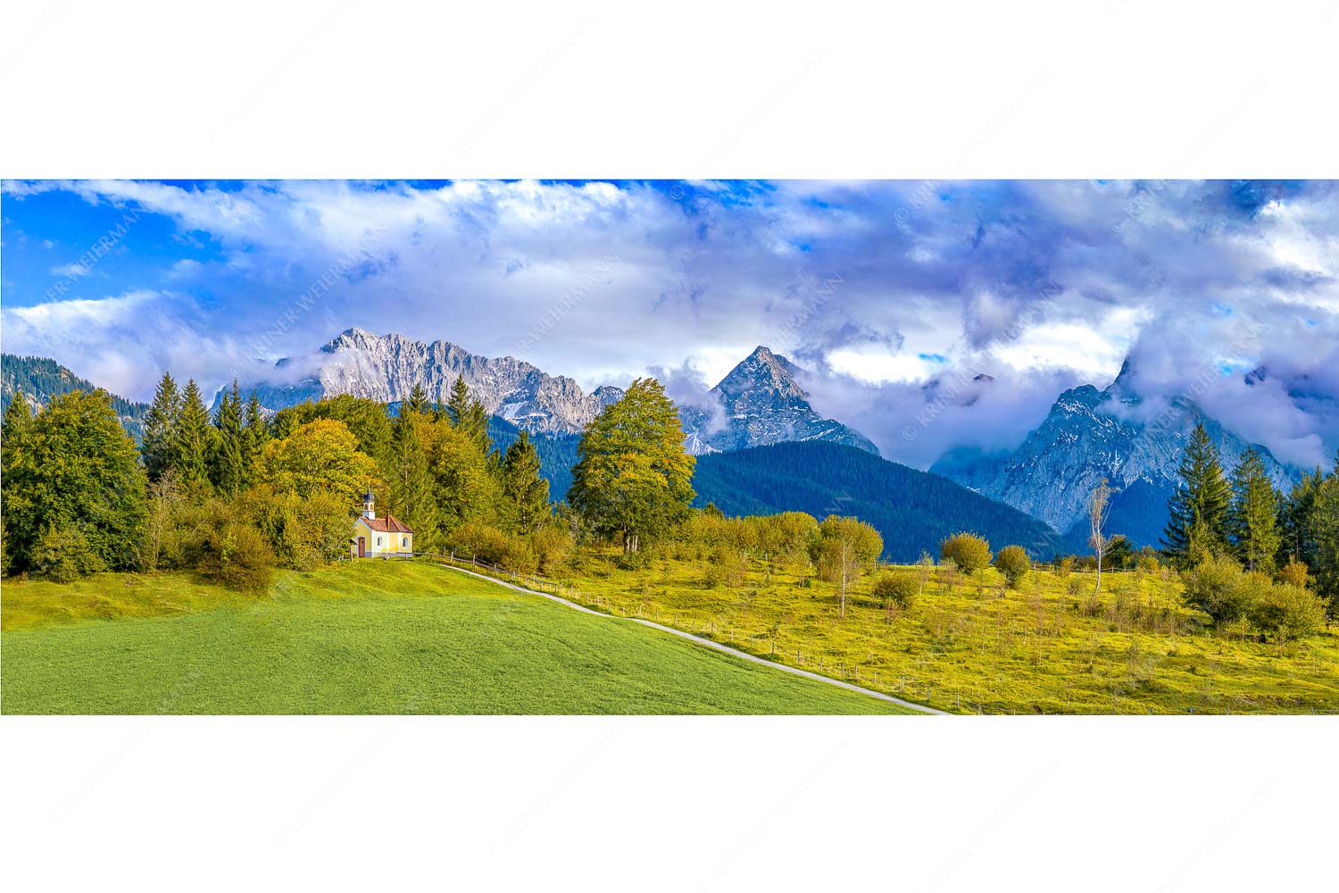 Erste Herbsttage – Seitenverhältnis 2,5:1 — Kapelle mit Karwendel Blick über die Kapelle Mairia Rast bei Krün zum Wörner und Tiefkarspitze