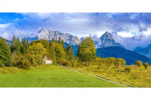 Blick über die Kapelle Mairia Rast bei Krün zum Wörner und Tiefkarspitze - Erste Herbsttage - Seitenverhältnis 2:1 - Kapelle mit Karwendel - weitere Infos unter https://www.kriner-weiermann.de