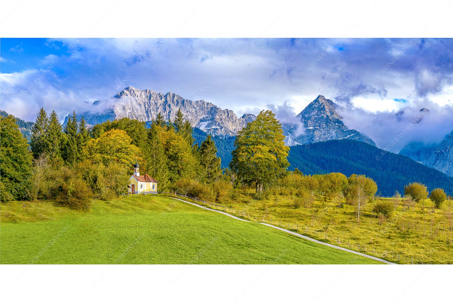 Erste Herbsttage – Seitenverhältnis 2:1 — Kapelle mit Karwendel Blick über die Kapelle Mairia Rast bei Krün zum Wörner und Tiefkarspitze