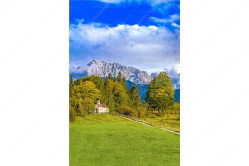 Blick über die Kapelle Mairia Rast bei Krün zum Wörner und Tiefkarspitze - Erste Herbsttage - Seitenverhältnis 2:3 - Kapelle mit Karwendel - weitere Infos unter https://www.kriner-weiermann.de