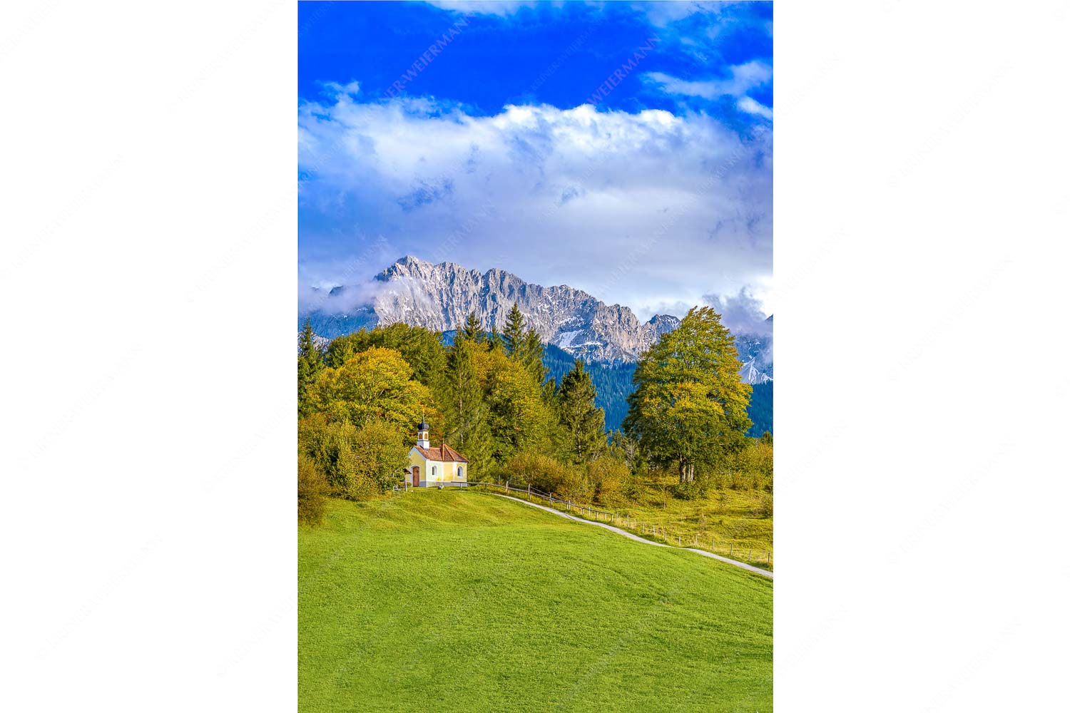 Erste Herbsttage – Seitenverhältnis 2:3 — Kapelle mit Karwendel Blick über die Kapelle Mairia Rast bei Krün zum Wörner und Tiefkarspitze
