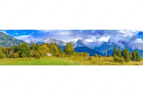Blick über die Kapelle Mairia Rast bei Krün zum Wörner und Tiefkarspitze - Erste Herbsttage - Seitenverhältnis 4:1 - Kapelle mit Karwendel - weitere Infos unter https://www.kriner-weiermann.de