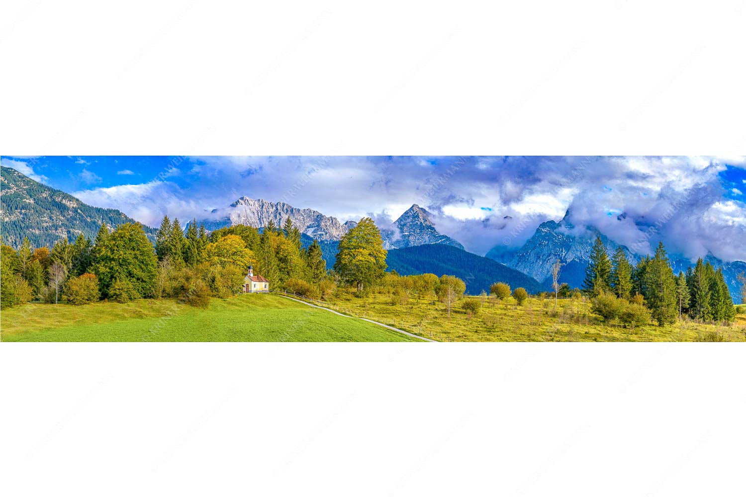 Erste Herbsttage – Seitenverhältnis 4:1 — Kapelle mit Karwendel Blick über die Kapelle Mairia Rast bei Krün zum Wörner und Tiefkarspitze