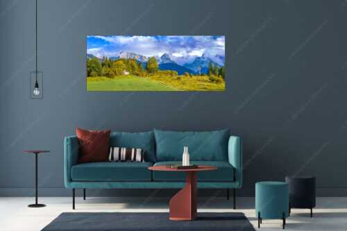 Blick über die Kapelle Mairia Rast bei Krün zum Wörner und Tiefkarspitze - Erste Herbsttage - Wandbild - Größe ca. 175x70cm, Seitenverhältnis 2,5:1 - Kapelle mit Karwendel - weitere Infos unter https://www.kriner-weiermann.de