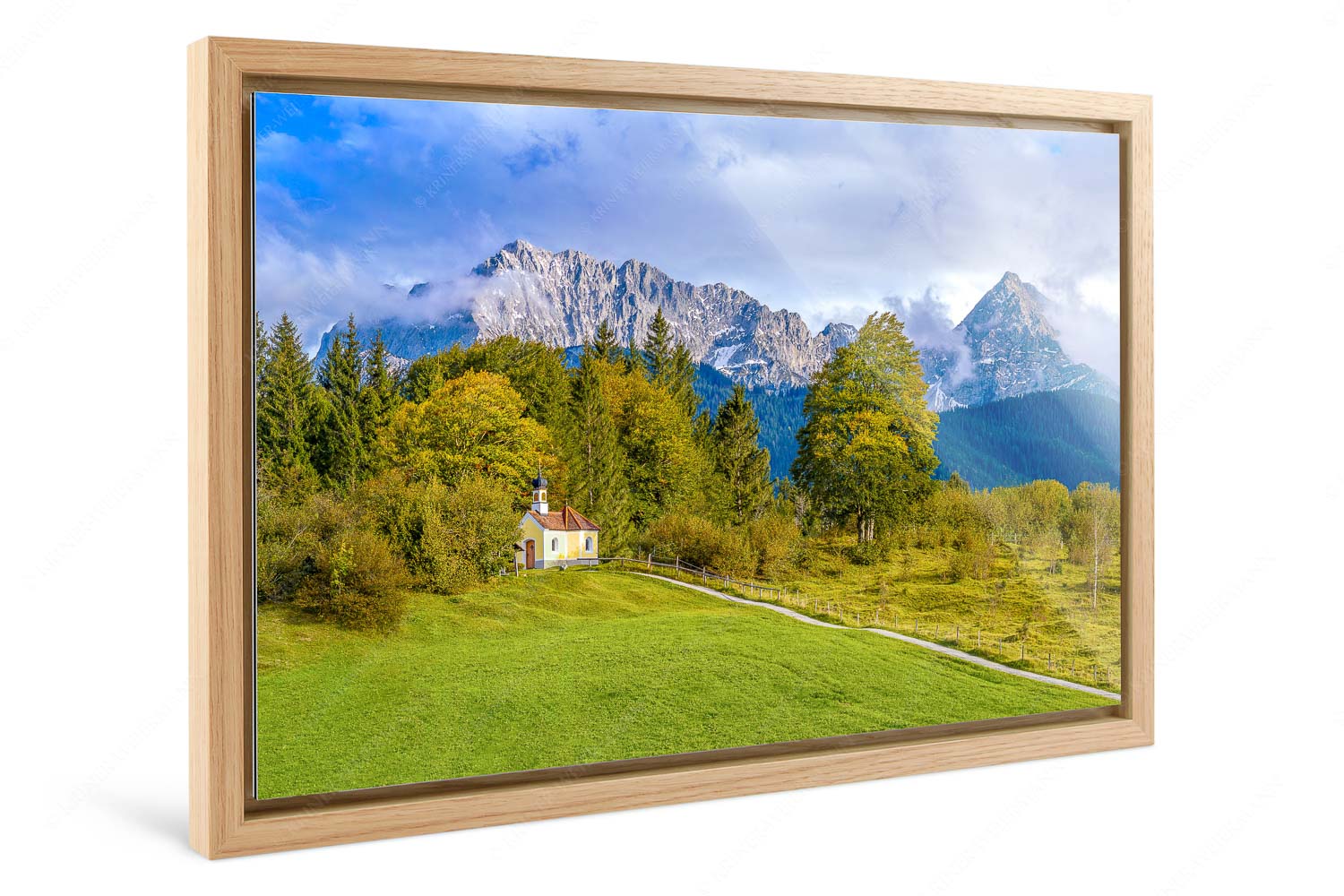 Erste Herbsttage – Foto im Schattenfugen-Rahmen, Seitenverhältnis 3:2 — Kapelle mit Karwendel Blick über die Kapelle Mairia Rast bei Krün zum Wörner und Tiefkarspitze - Erste Herbsttage - Foto im Schattenfugen-Rahmen, Seitenverhältnis 3:2 - Kapelle mit Karwendel - weitere Infos unter https://www.kriner-weiermann.de