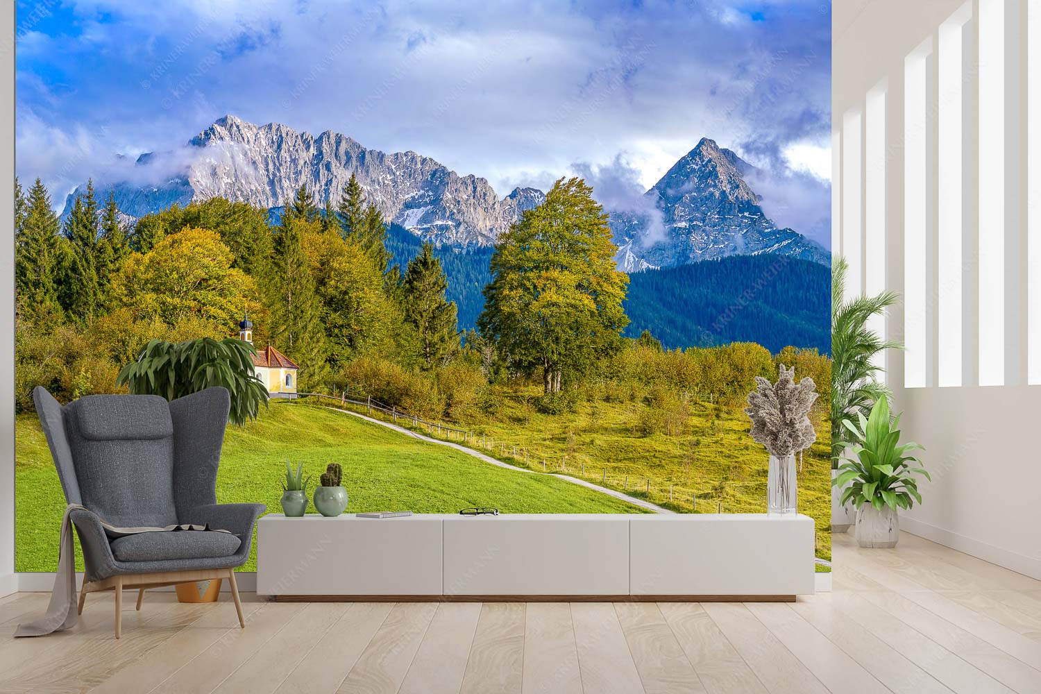 Erste Herbsttage – Fototapete – Größe ca. 300x200cm, Seitenverhältnis 3:2 — Kapelle mit Karwendel Blick über die Kapelle Mairia Rast bei Krün zum Wörner und Tiefkarspitze - Erste Herbsttage - Fototapete - Größe ca. 300x200cm, Seitenverhältnis 3:2 - Kapelle mit Karwendel - weitere Infos unter https://www.kriner-weiermann.de