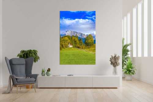 Blick über die Kapelle Mairia Rast bei Krün zum Wörner und Tiefkarspitze - Erste Herbsttage - Wandbild - Größe ca. 120x180cm, Seitenverhältnis 2:3 - Kapelle mit Karwendel - weitere Infos unter https://www.kriner-weiermann.de
