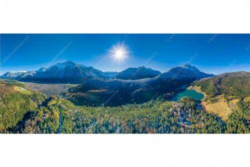 Blick auf Mittenwald am Karwendel und dem Lautersee am Wetterstein - Erstes Weiss - Seitenverhältnis 2,5:1 - Mittenwald und Lautersee - weitere Infos unter https://www.kriner-weiermann.de