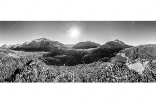 Blick auf Mittenwald am Karwendel und dem Lautersee am Wetterstein - Erstes Weiss - Seitenverhältnis 2,5:1 - Mittenwald und Lautersee - weitere Infos unter https://www.kriner-weiermann.de