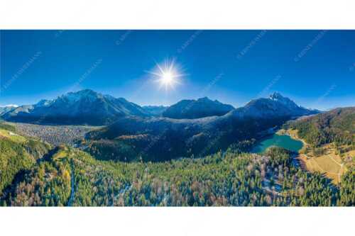 Blick auf Mittenwald am Karwendel und dem Lautersee am Wetterstein - Erstes Weiss - Seitenverhältnis 2:1 - Mittenwald und Lautersee - weitere Infos unter https://www.kriner-weiermann.de