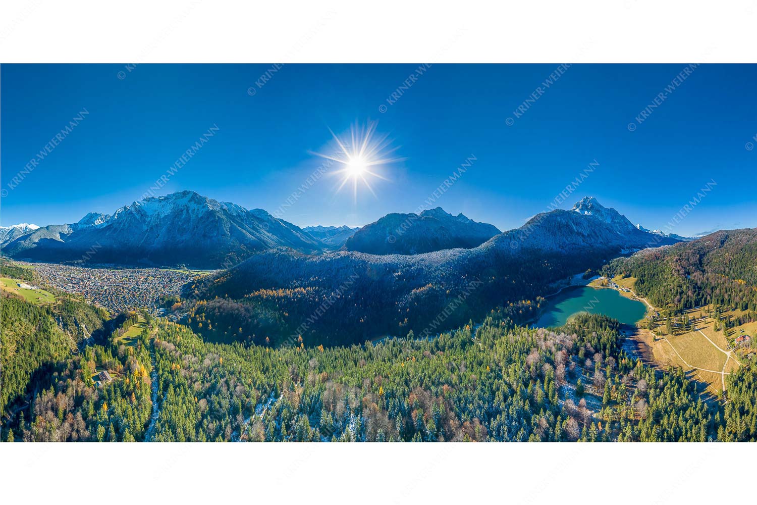 Erstes Weiss – Seitenverhältnis 2:1 — Mittenwald und Lautersee Blick auf Mittenwald am Karwendel und dem Lautersee am Wetterstein